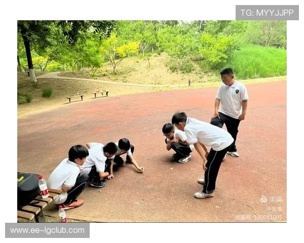 围绕以脚将足球打飞的趣味情境展开创意叙事与动感体验主题探索篇